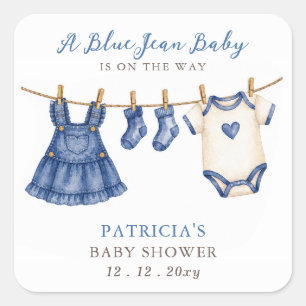 Blå Jean Bebis Är På Väg Flickbabyfirande Fyrkantigt Klistermärke