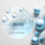 Blå jul Snowflake Snö Baubles Runt Klistermärke<br><div class="desc">Anpassa dessa elegant julklistermärken i blått och silver färg med ljus,  bubblor,  snö,  snöflingor. Anpassa genom att lägga till efternamn,  meddelande eller borttagning.</div>