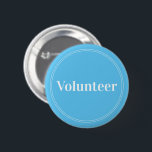 Blå knappar i elegant Himlar Blå stift-back<br><div class="desc">Elegant,  ljusa himlar-blå "Volunteer"-knappar för volontärer,  lärare,  guider,  arrangörer av speciella evenemang,  t.ex. bröllop,  hantverksmässor,  hem- och trädgårdsutställningar,  välgörenhetsevenemang,  företags- och företagsfunktioner. Retro stil,  vit typografi och tunt dubbla gräns ge med den här kommandoknappen och elegantens utseende.</div>