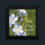 Blå kolumbine Flowers Bröllop Minnesask<br><div class="desc">Anpassa söt Blue Columbine Flowers Bröllop Gift Box med namnen på briden och brudgummen och ceremonin i giftermål för att skapa en keepsaksgåva till bruden, hennes brudgummi eller möhippa. Den här trekorgen för anpassningsbar av elegant har ett digitalt målat naturfoto av blå blommar av Colorado columbine-blommor med suddig grönt av...</div>