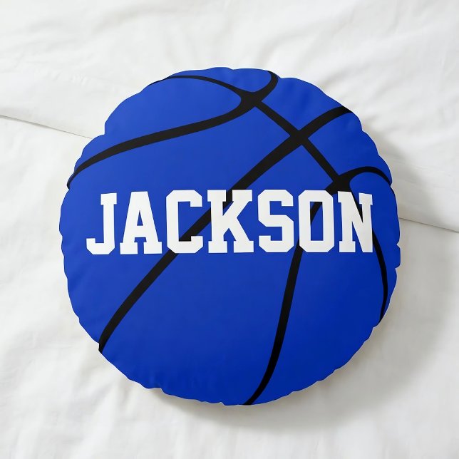 Blå Korgbollskudde med Rund Kastkudde med Anpassad Kudde (Personalized blue basketball pillow on bed.)