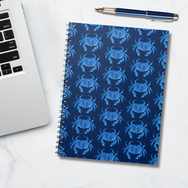 Blå krabba Seaside Ocean mönster Anteckningsbok (Blue coastal crab on navy blue.  Other colors & matching items available. )