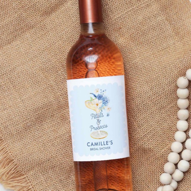 Blå kronblad och Prosecco Bröllopsfest Vinflaska Etikett (Blue Petals and Prosecco Bridal Shower Wine Label)