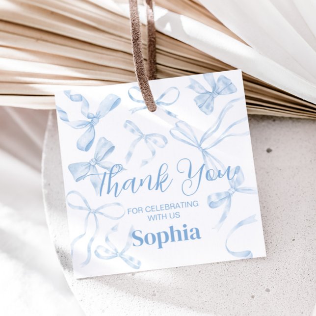 Blå kupig, vit, 16:e Födelsedagsfestens kvadrat Gåvor Etiketter (Coquette Blue Bow Sweet Sixteen Birthday Party Favor Tags)