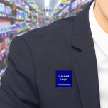 Blå kvadratknapp för Business Namn och Logotyp Knapp<br><div class="desc">Knappen Fyrkant som du kan anpassa för att lägga namn och logotyp på företaget. Du kan använda den här kommandoknappen som ett enhetligt tillbehör till personalen. Du kan också använda den som förpackningstillbehör. Du kan också inkludera den i material som du använder i marknadsföring för att annonsera din verksamhet eller...</div>