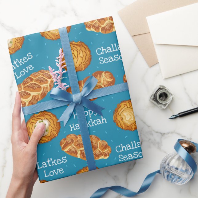 Blå latkes och challahbröd Hanukkah-mönster Presentpapper (Gifting)