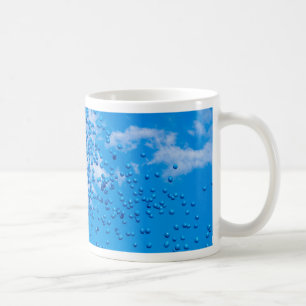 Blå leksaksballonger i himlen kaffemugg