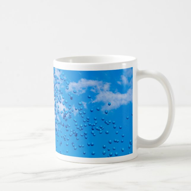 Blå leksaksballonger i himlen kaffemugg (Höger)