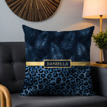 Blå leopard Skriv ut Shimmer Tropical Blommigt Nam Kudde<br><div class="desc">Blå leopard Print Shimmer Tropical Blommigt Namn har en elegant blue and black shimmer leopard print mönster och tropical blommönster med personlig namn i mitten på ett Dekorativ kudde-band. Anpassa genom att redigera texten i textrutorna. Designad för dig ©Evco Studio www.zazzle.com/store/evcostudio</div>