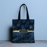 Blå leopard Skriv ut Shimmer Tropical Blommigt Nam Tygkasse<br><div class="desc">Blå leopard Print Shimmer Tropical Blommigt Namn har en elegant blue and black shimmer leopard print mönster och tropical blommönster med personlig namn i mitten på ett Tote bags-band. Anpassa genom att redigera texten i textrutorna. Designad för dig ©Evco Studio www.zazzle.com/store/evcostudio</div>