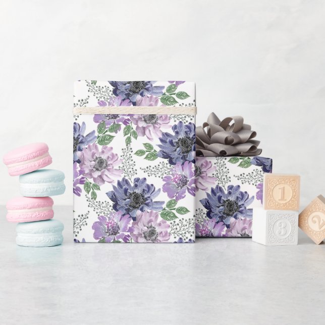 Blå, lila blommor på vit bakgrund. presentpapper (Baby Shower)