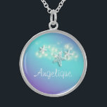 Blå lila namn strandstjärt sterling silver halsband<br><div class="desc">En Elegant-, klass- och snyggt-utformning av små stjärnfiskar som driver längs en ström av bubblor mot en mjuk, pastelliserad "lilak lila" och lavendelbakgrund i färgaden. ANPASSA IT - Ändra ordalydelsen till kostym på din speciella födelsedag, förlovning eller årsdag i party och känn dig fri att lägga till eller ta bort...</div>