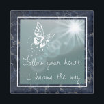 Blå marmorfjäder följer din hjärtefråga magnet<br><div class="desc">Inspirerande citat på drömmagnet med mörk blått marmorbakgrund.</div>