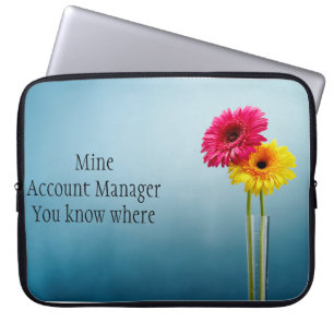 Blå med två blommor på laptop sleeve