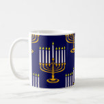 blå menorah hanukkah jewant print kaffemugg<br><div class="desc">"blue menorah hanukkah jewant print",  "blue hanukkah",  "gult menorah",  "hanukkah menorah", menorah,  "lycklig hanukkah" , kanalukah, hannukah, Hanukkah,  "jewant helgdagars"</div>