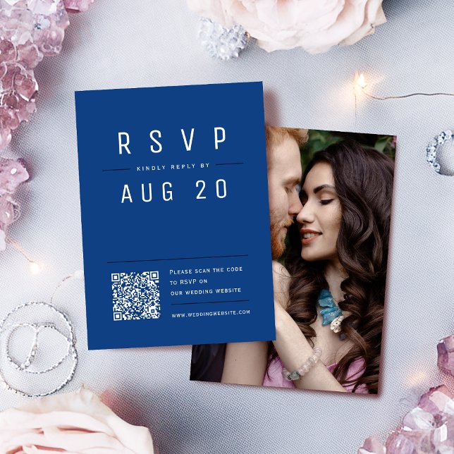 Blå modern Chic - enkel typkontroll QR-kod OSA Kort (Blue Modern Chic Simple Typography QR code RSVP Card)