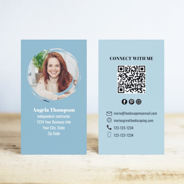 Blå Modernt Foto QR-kod Kontakta Mig Visitkort (Blue business card template with QR code and social media icons.)