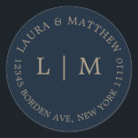 Blå monogram Bröllop Runt Klistermärke<br><div class="desc">Modern och minimalistisk bröllop-symbol med dina två inledande monogram och adress. En enkel design som fortfarande visas som chic och snyggt. De här kuverten är ett underbart sätt att lägga till en elegant till din bröllopsinbjudan.</div>