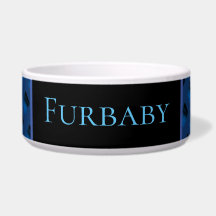 Blå mönstrad matskål för husdjur.