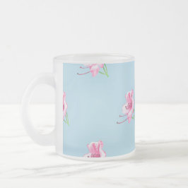 Blå mugg med rosa liljor