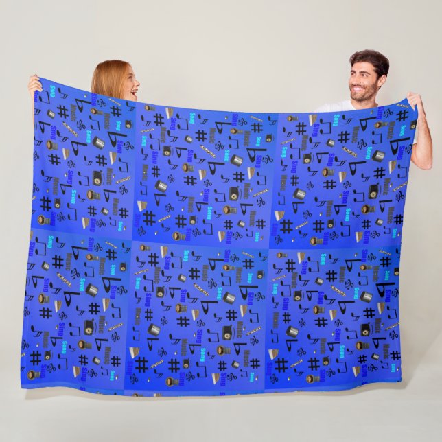 Blå musikinstrument och anteckningar. fleecefilt (På plats)