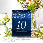 Blå natten och Silver String Ljus Bröllop Bordsnummer<br><div class="desc">Upptäck din bröllop-plats med våra Bordsnummer i Ljus Bröllop i Blå Natten & Silver String. Sluta stressa över era bordsnummer i bröllop, eftersom vi är er partner för enskilda bordsnummer i bröllop. De här elegant-bordsnumren, som har skapats med Mylini Design i kärlek, har förbättrats av den vackra glöden av blånatten...</div>