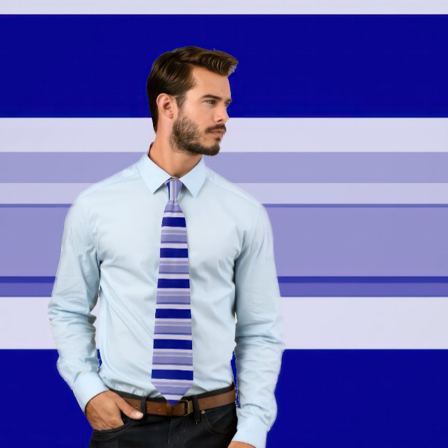 Blå nyans (Vågrät Rand) Slips (Man wears a striped necktie in shades of navy blue.)