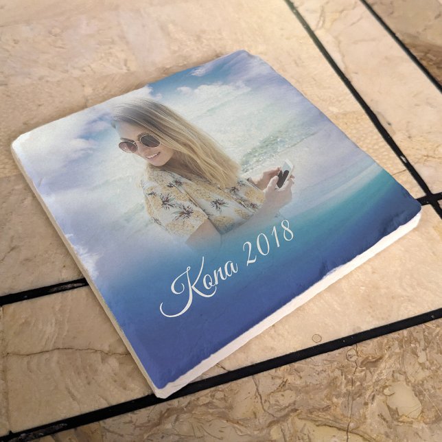 Blå Ocean Semester Minne Present Anpassad Foto Stenunderlägg (Blue sea and clouds coastal vignette photo template coaster)