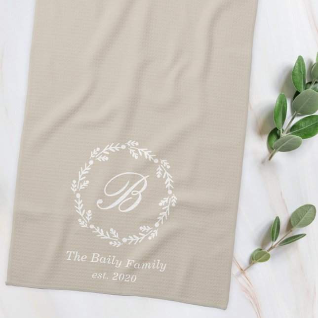Blå och beige vinterkrans familjenamn monogram kökshandduk (Skapare uppladdad)