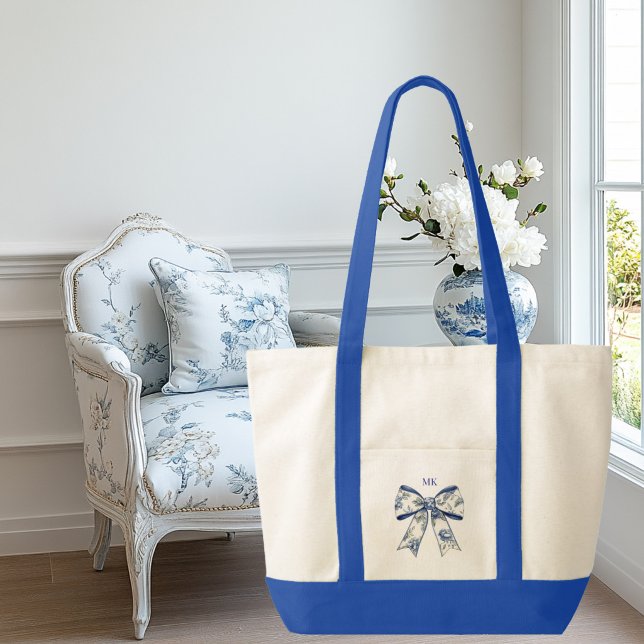 Blå och grön blomsterbåge med kontrasttrimning tygkasse (Blue and green Chinoiserie floral bow monogram tote bag)