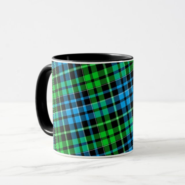 Blå och grön rutig tartan svart  mugg (Framsida vänster)