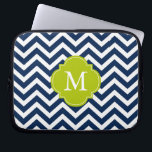 Blå och Grönt Zigzags Mönster Monogram Laptop Fodral<br><div class="desc">Modern och chic chevron rand och quatrefoil monogramdesign.</div>