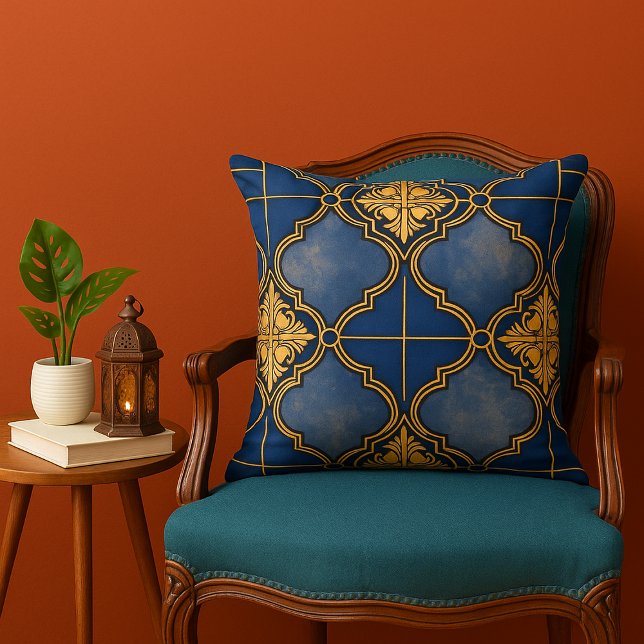 Blå och gul utsmyckad marockansk plattemönster kudde (Blue and gold ornate Moroccan Tile Pattern throw pillow in Boho living room)