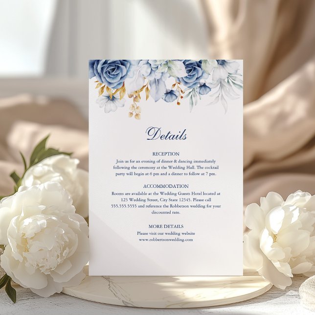 Blå och Guld Blommig Bröllopsdetaljkort Inbjudningar (Blue and Gold Floral Wedding Details Card on a sunny table with white peonies.)