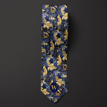 Blå och Guld Blommigt Monogram Slips<br><div class="desc">Öka din bröllop-attityd med vår blå och Guld Blommigt Monogram Neck Tie. Blåblå och guld skapar ett slående och lyxigt utseende. Glöm inte att utforska våra matchande sockar för en matchning mellan perfekterna.</div>