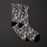 Blå och Guld Blommigt Monogram Strumpor<br><div class="desc">Öka din bröllop-attityd med vår blå och Guld Blommigt Monogram Socks. Blåblå och guld skapar ett slående och lyxigt utseende. Glöm inte att utforska vår matchande nacke för en matchning mellan perfekter.</div>