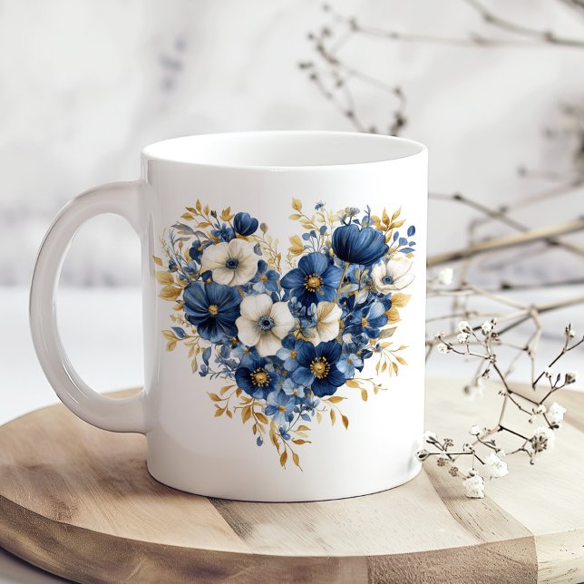 Blå- och Guld-blommor i hjärtform Kaffemugg (Navy Blue and Gold Flowers in Heart Shape Coffee Mug on a boho wooden kitchen table.)