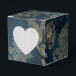 Blå och guld vintage sagodamastmönster presentaskar<br><div class="desc">Grungig vintage damaskfavoritbox i accenter av falskt guld och blått.</div>