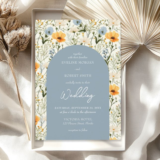 Blå- och gult-blommor av vild inbjudningar (Boho dusty blue and yellow wild flowers arch invitation)