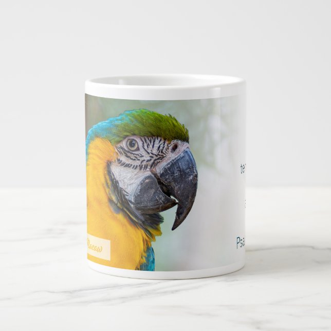 Blå och Gult Macaw Psalm 145:9 KJV Jumbo Mugg (Framsidan)