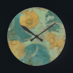 Blå och Gult Rund Klocka<br><div class="desc">Blå och gult kretsar fyller det här fantastisk av Megan Meagher. Ett grönt nyckel används som bakgrund för de färgstarka cirklarna. Få en kopia av den här underbarare utskriften idag!</div>