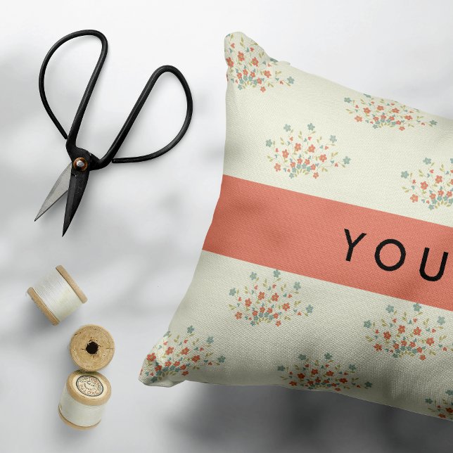 Blå och Röda blommor, Röd, ditt namn Prydnadskudde (Skapare uppladdad)