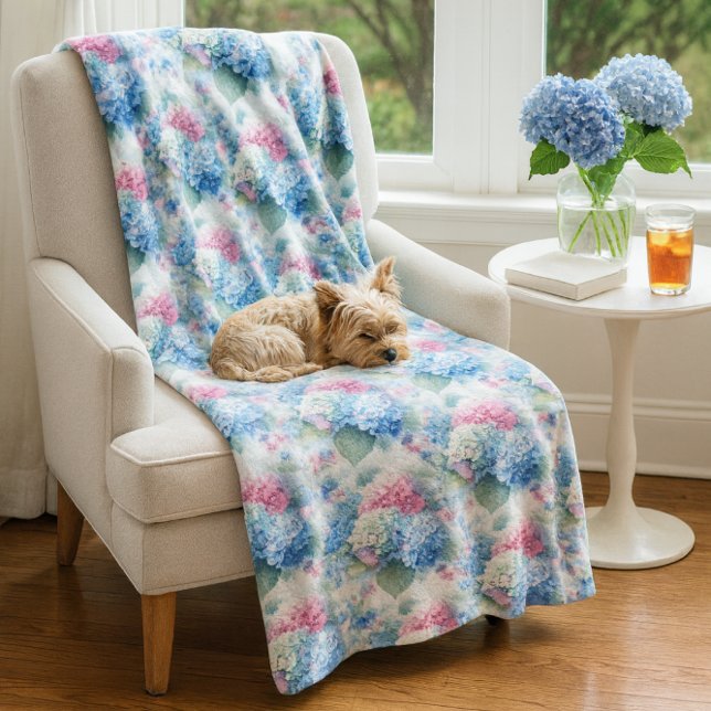 Blå och rosa blomhydrangea fleecefilt (Spring floral fleece blanket mockup showcasing true color, texture, and cozy seasonal style)