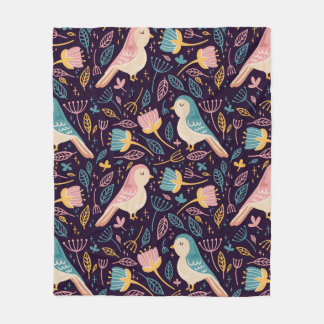 Blå och rosa fåglar med blommor och löv på dar fleecefilt