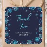 Blå och Silver Snöflingor Baby Shower Tack Fyrkantigt Klistermärke<br><div class="desc">Tack vare den här eleganten och den glamorösa babyduschen har du en dekal med vattenfärgad turkos blått och silver faux glitter snöflingor och gnistor på en marin blå bakgrund. Texten kombinerar handskript och modernt sans serif typsnitt för ett klassligt och sofistikerat utseende. Det här är perfekt för en vinter- eller...</div>
