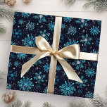 Blå och Silver Winter Snöflingor Presentpapper<br><div class="desc">Denna elegant och denna glamorösa papper är mångsidig och kan användas för ge gåvor eller konstprojekt och hantverksprojekt. Det är idealiskt för alla tillfälle som jul, födelsedagar, bröllop, möhippor, babyduschar, årsdagar eller allmänna gåvor. Konstruktionen har vattenfärgsköldpaddor blå och silver faux glitter snöflingor och gnistor på marin blå bakgrund. Grafik efter...</div>