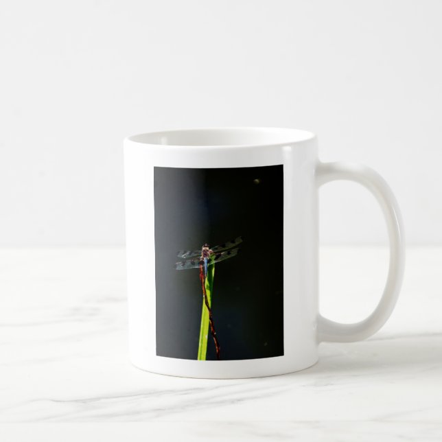 Blå och svart Dragonfly på grönt och rött gräs Kaffemugg (Höger)