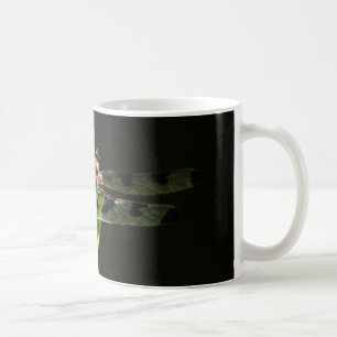 Blå och svart Dragonfly på grönt och rött gräs Kaffemugg
