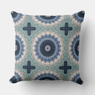 Blå och turkos mandala med geometrisk symmetri kudde