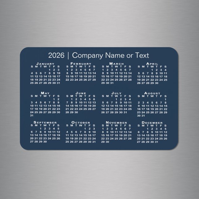 Blå och vit 2026-kalender med Anpassningsbar Magnet (Navy Blue and White 2026 Calendar with Custom Text Magnet in situ)
